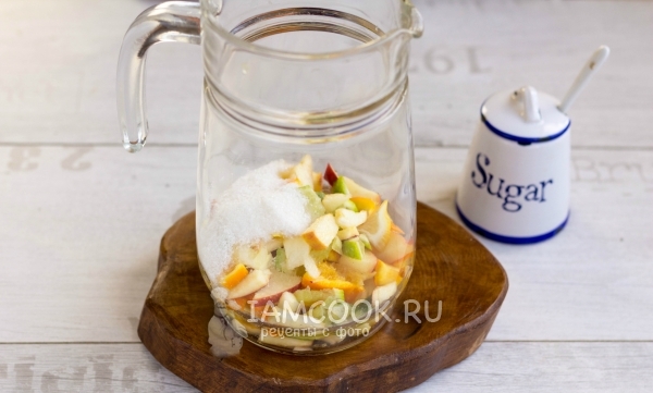 Положить фрукты и сахар в графин