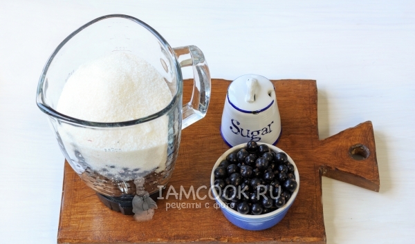 Положить в блендер сахар и ягоды