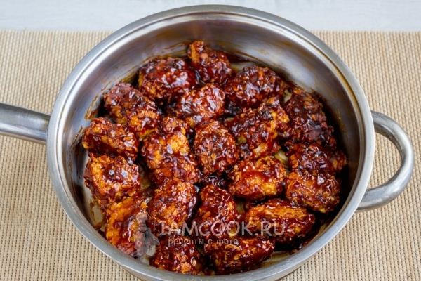 Размешать мясо с соусом