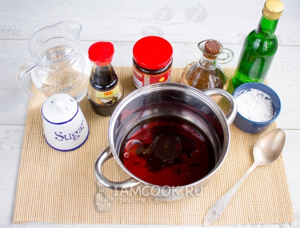 Смешать ингредиенты для соуса