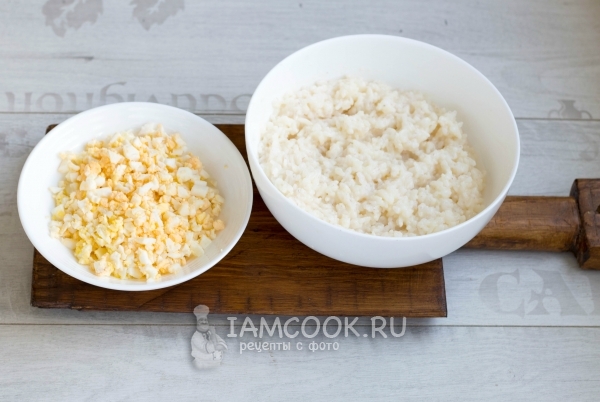 Смешиваем рис и яйца
