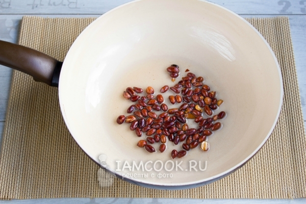 Обжарить орехи на сковороде