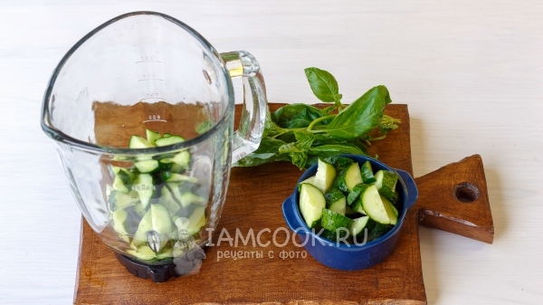 Положить в блендер огурцы