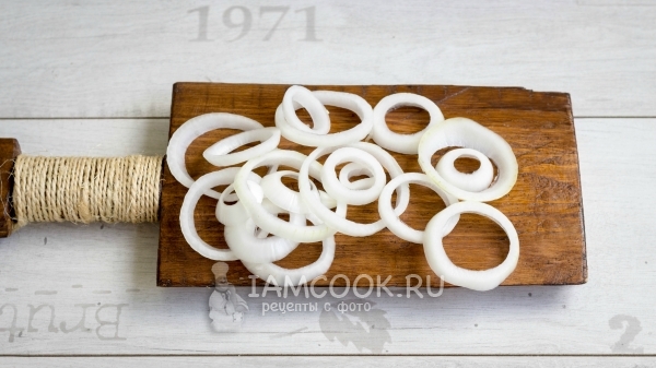 Порезать лук кольцами