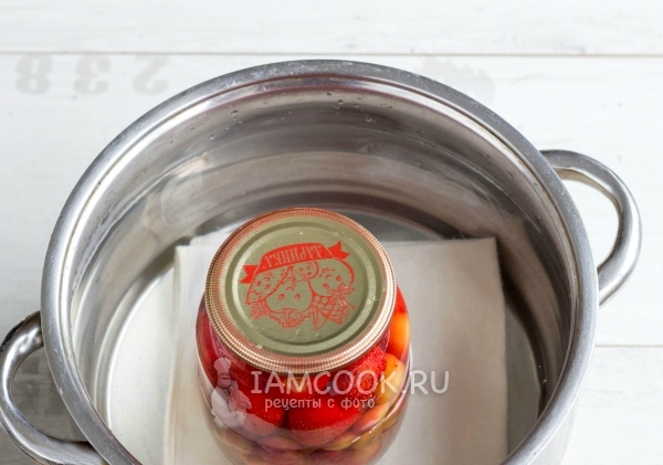 Простерилизовать банку с компотом