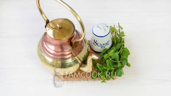 Положить листья мяты и сахар
