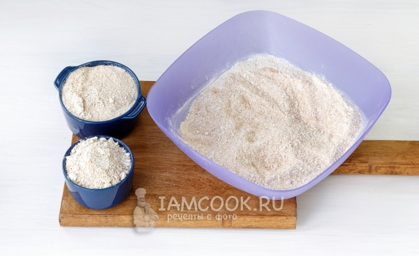 Смешать муку с овсяными хлопьями
