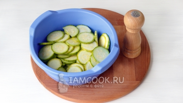 Порезать кабачки