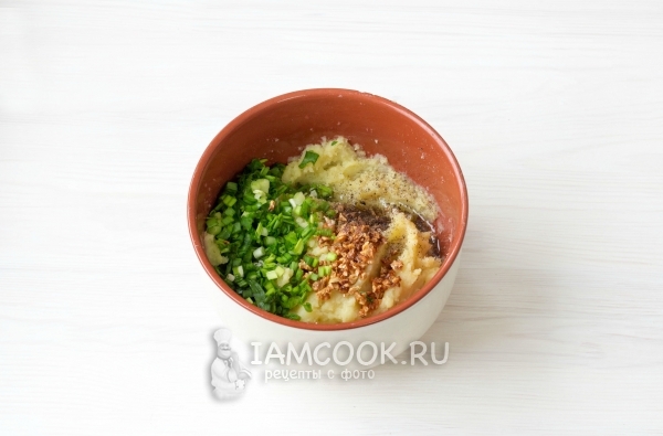 Добавить чеснок, лук, масло и соль