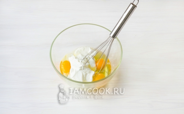 Соединить яйца со сметаной