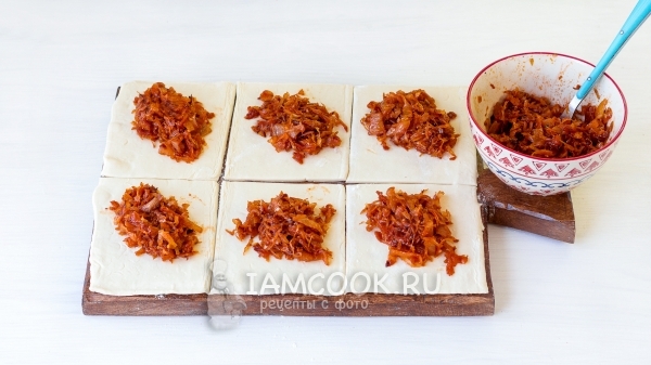 Положить на тесто начинку