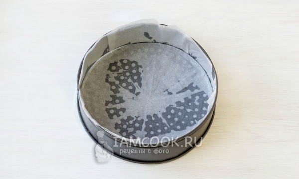 Застелить форму пергаментом