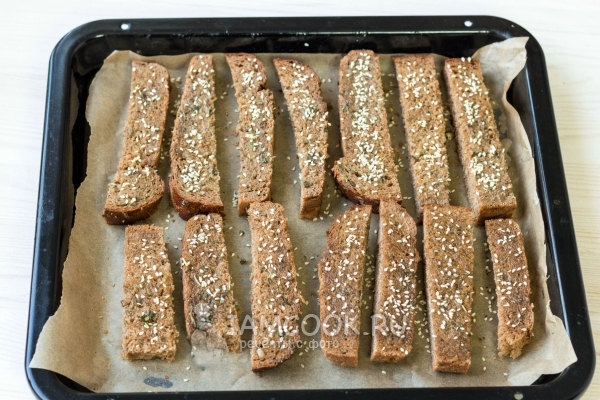 Посыпать хлеб кунжутом