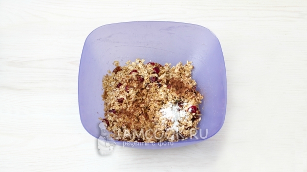 Всыпать мускатный орех и разрыхлитель