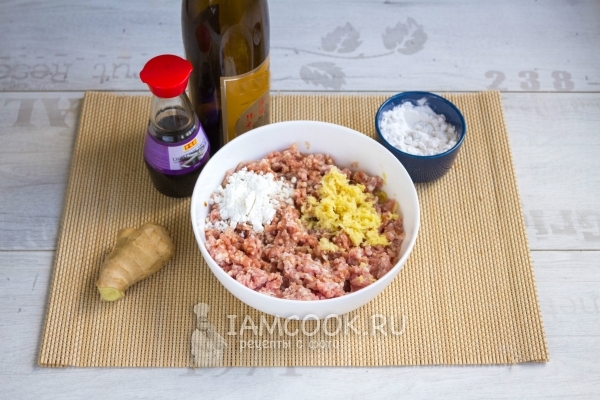 Соединить ингредиенты для фарша