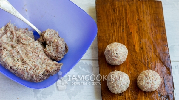 Слепить из фарша шарики