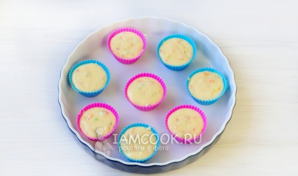 Разлить тесто по формочкам