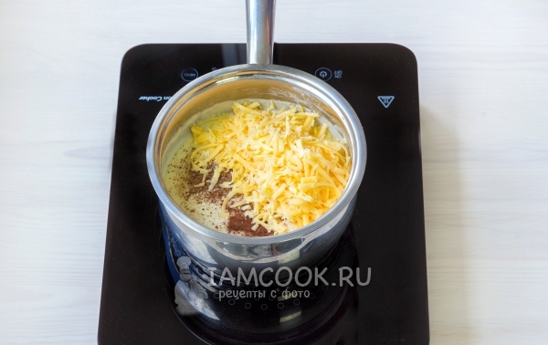 Добавить специи и сыр