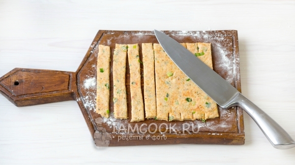 Нарезать тесто на полоски