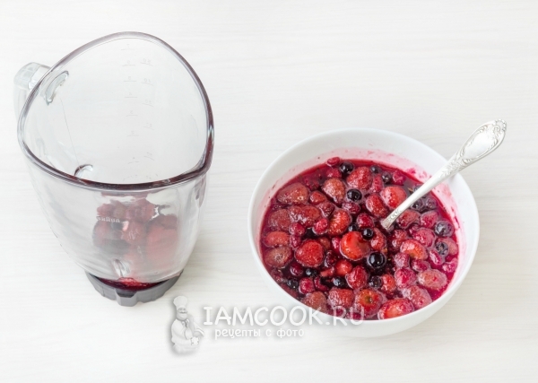 Положить ягоды в блендер