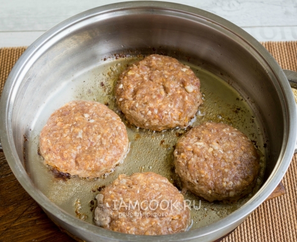 Обжариваем котлеты