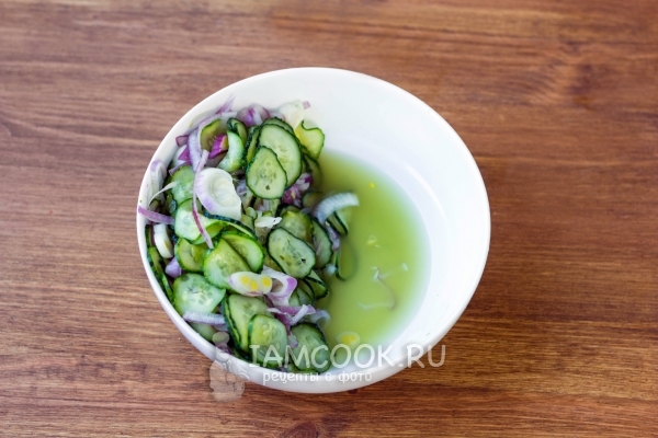 Отжать лук с огурцами