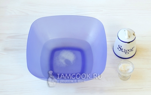 Всыпать в воду соль и сахар