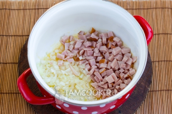 Соединить лук с беконом