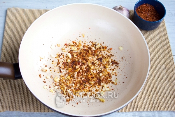 Нагреть чеснок с имбирем и перцем