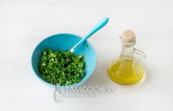 Размешать зелень с маслом