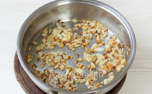 Обжариваем лук