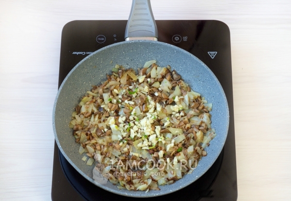 Положить чеснок