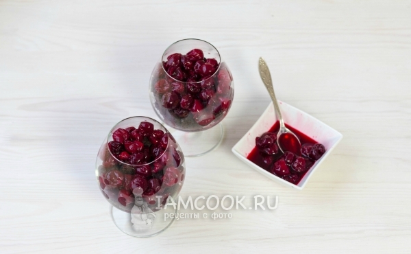 Положить слой вишни