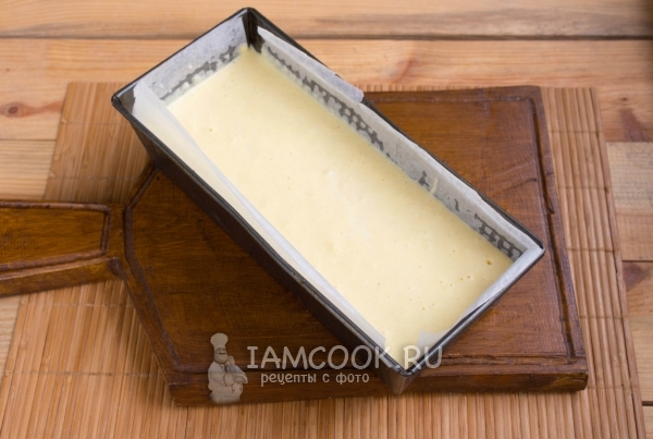 Перелить тесто в форму