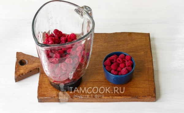 Положить в блендер малину