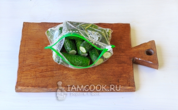 Положить огурцы в пакет