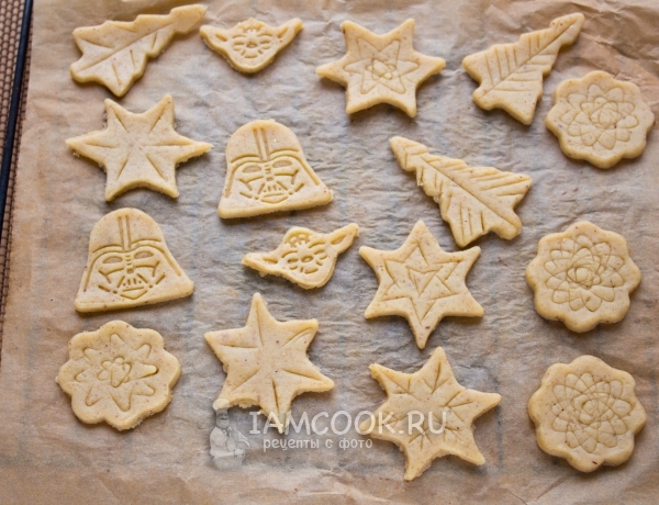 Положить фигурки из теста на противень