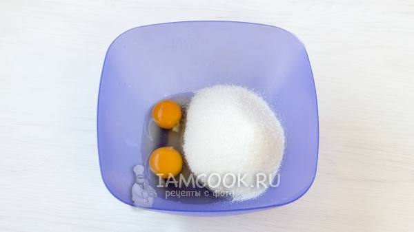 Соединить яйца и сахар
