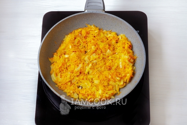 Обжарить лук с морковью