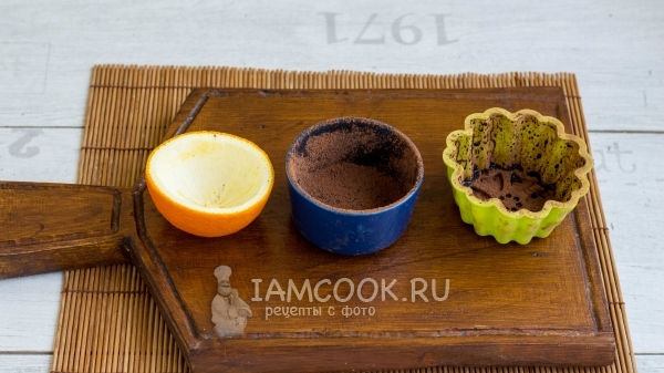 Присыпать формочки какао