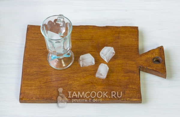 Положить в бокал лед