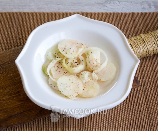 Подготовили маринованный лук