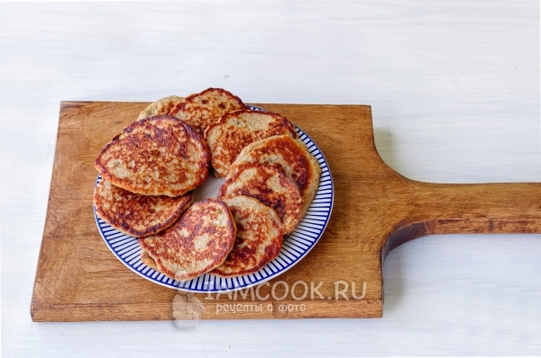 Готовые оладьи из бананов и яиц с овсяной мукой