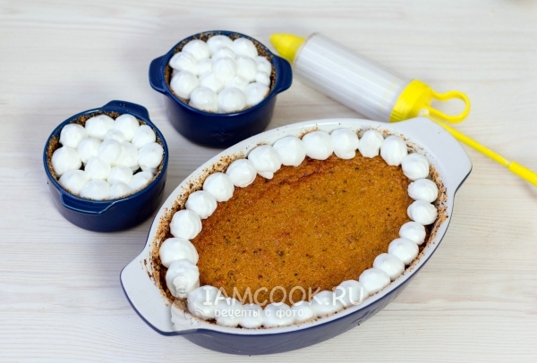 Выложить на пудинг белки