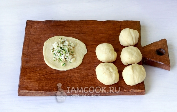 Положить на тесто начинку