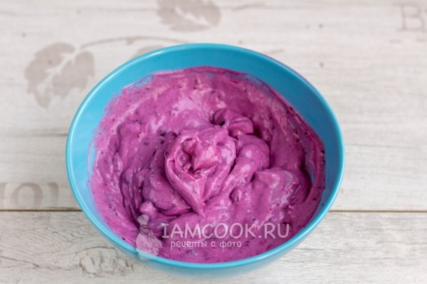 Размешать сливочно-ягодную смесь