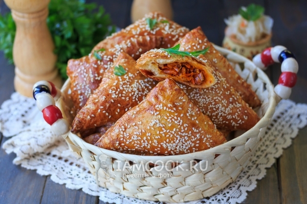 Фото пирожков с кислой капустой из слоеного теста в духовке