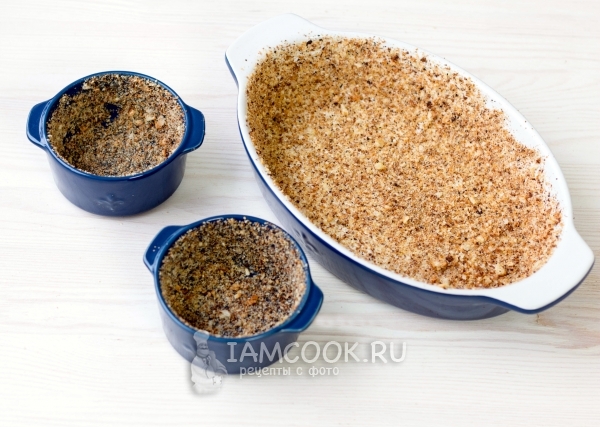 Присыпать форму сухарями