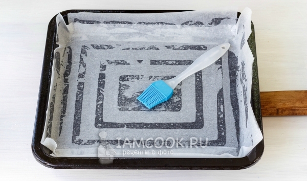 Смазать форму маслом