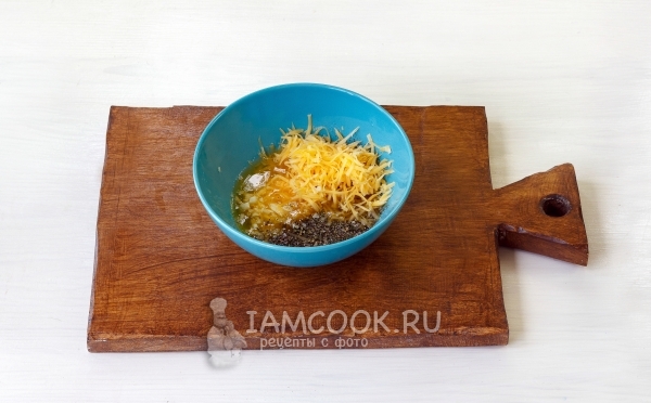 Соединить масло, сыр, чеснок, соль и перец